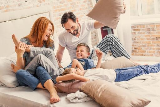 familie stoeit met elkaar
