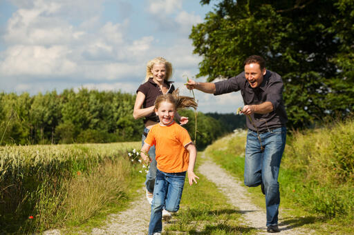 Familie speelt tikkertje