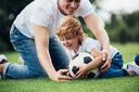 vader en zoon spelen met bal