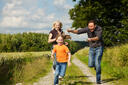 Familie speelt tikkertje